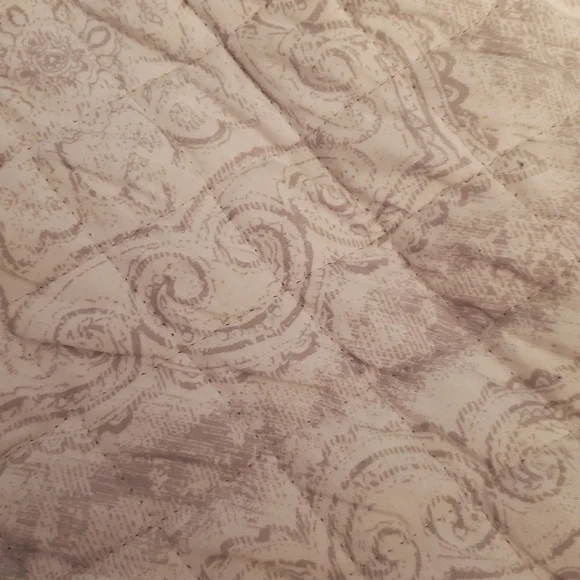 Elegant Light Grey Quilted Bedding King Size With Shams - Picture 6 of 6